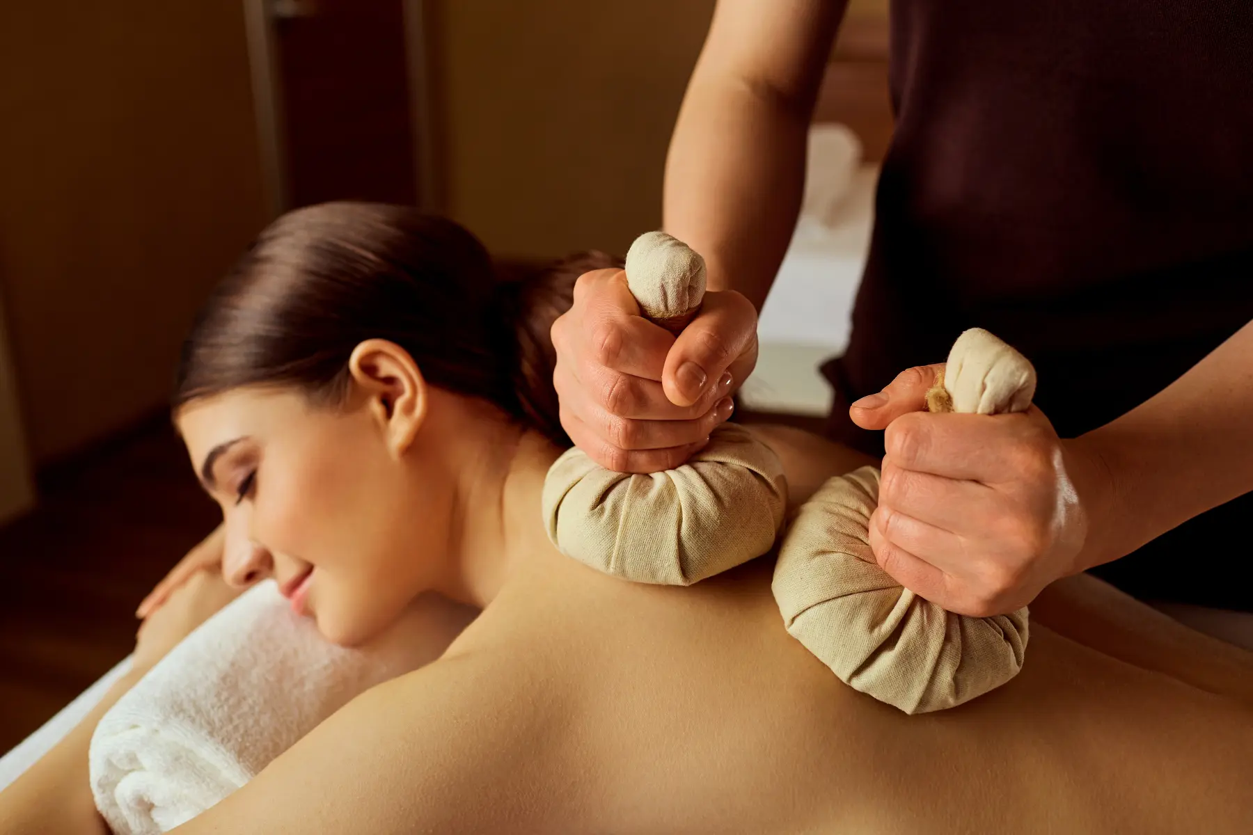 Kräuterstempel Massage von Kala Nui Wellness und Kosmetik